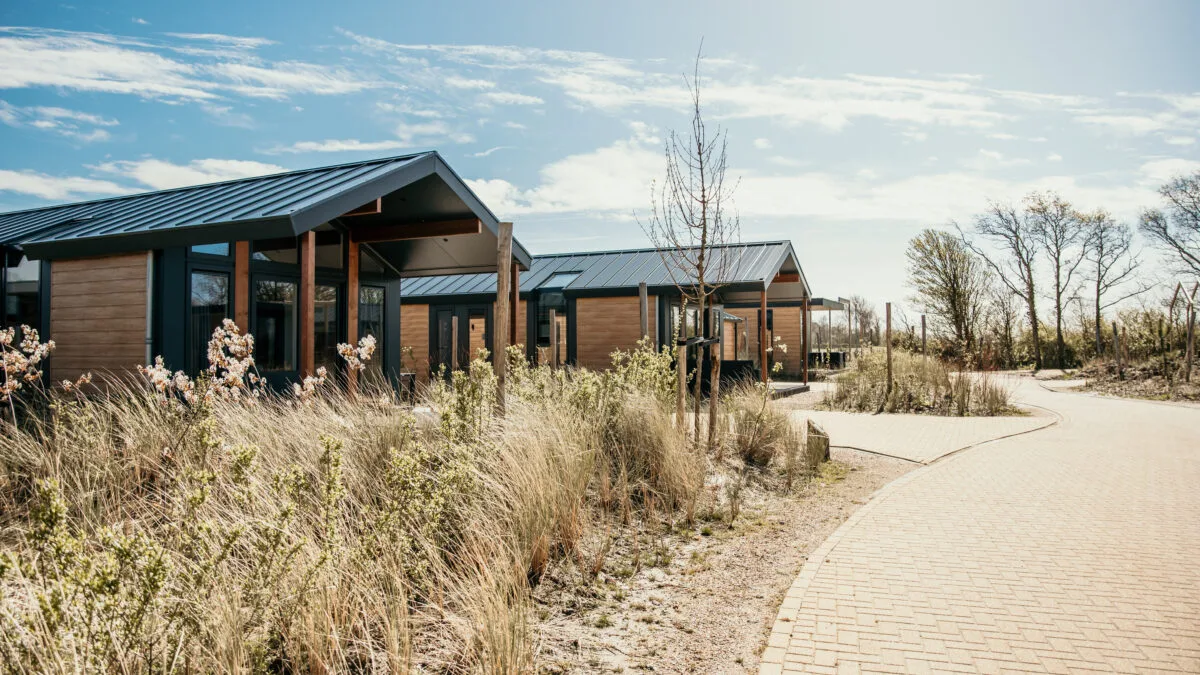 Twee zeester Chalets zijaanzicht De Zeeuwse Kust