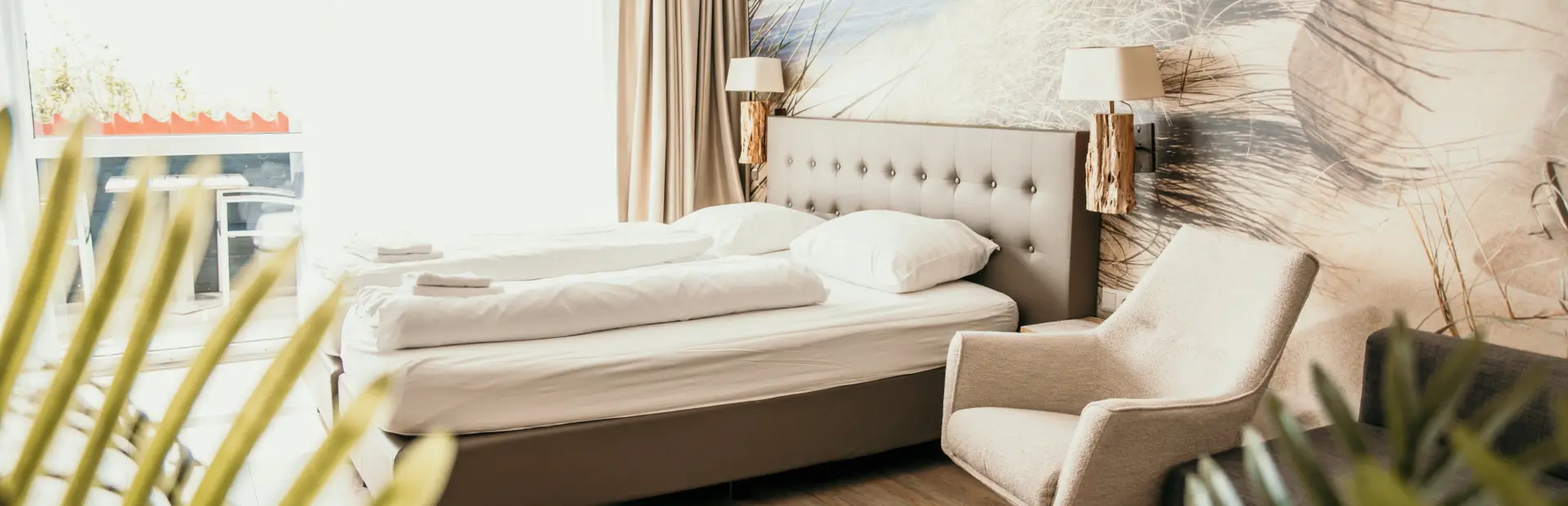 Zijaanzicht 2-persoonsbed luxe hotelkamer De Zeeuwse Kust