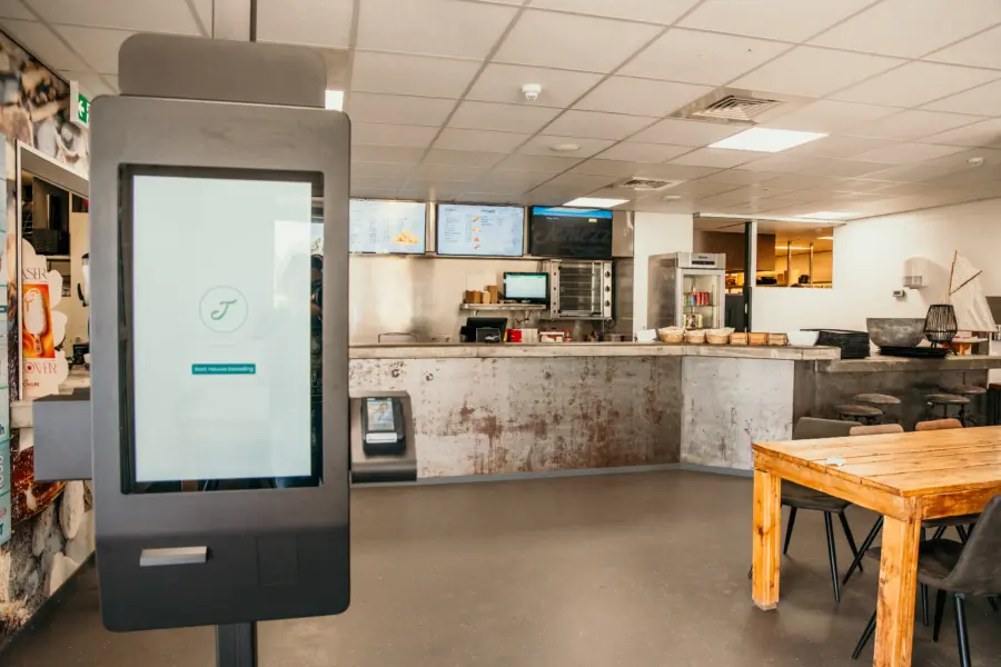 Even snel iets lekkers halen? Met een paar tikken op het scherm bestel je bij de sfeervolle snackbar van het vakantiepark