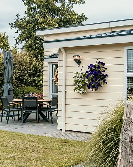 Knusse chalet met tuin en terras bij Strandpark De Zeeuwse Kust