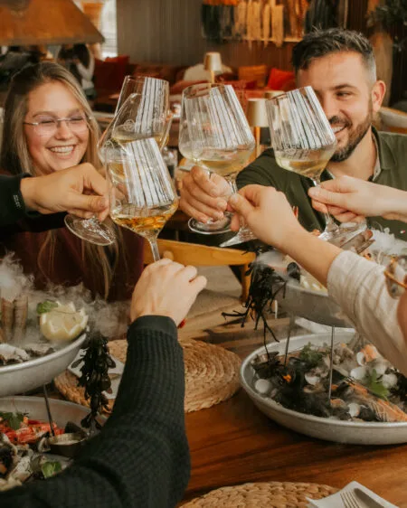 Shared dining met uitzicht op zee